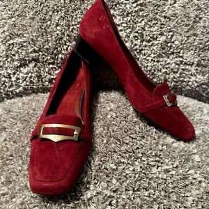 Gorgeous, Classy and Comfortable! Red Anne Klein Suede Shoes with Black Heel…